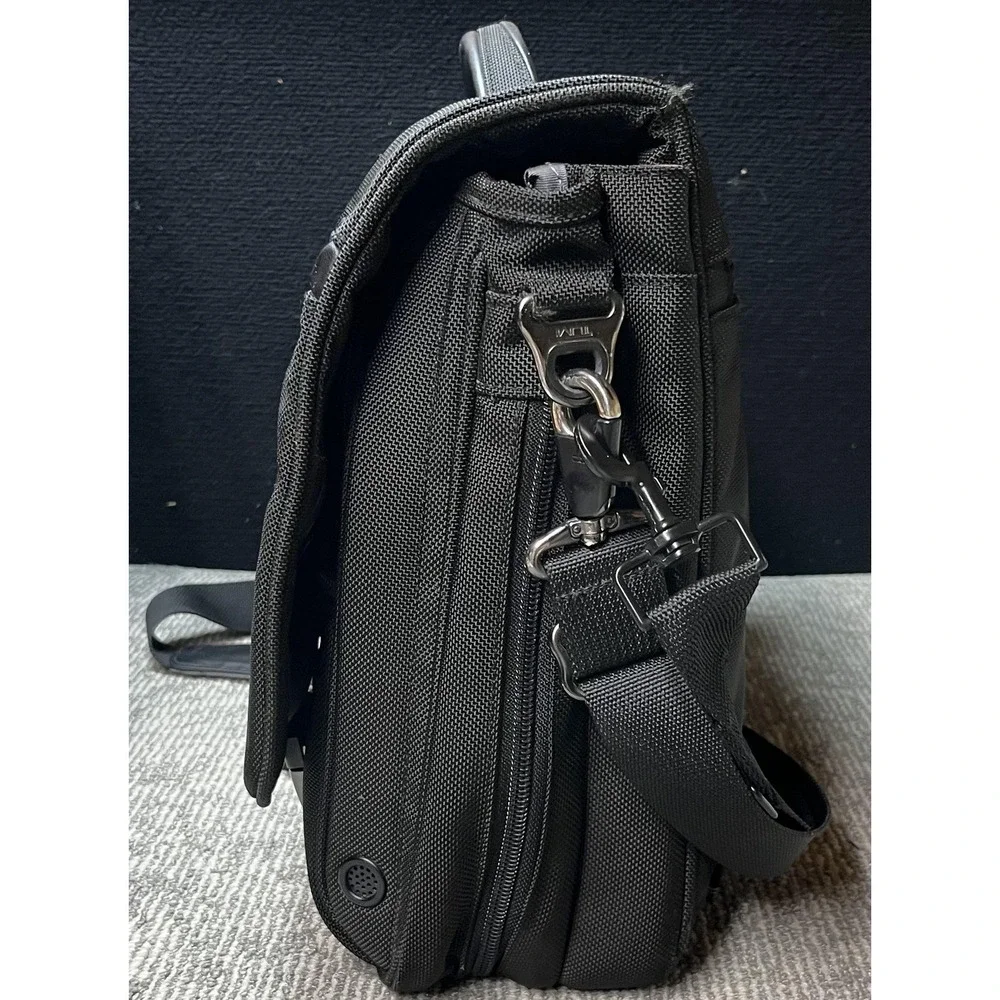 TUMI Messenger Bag Black Nylon Laptop Briefcase Mens Expandable Shoulder 18
